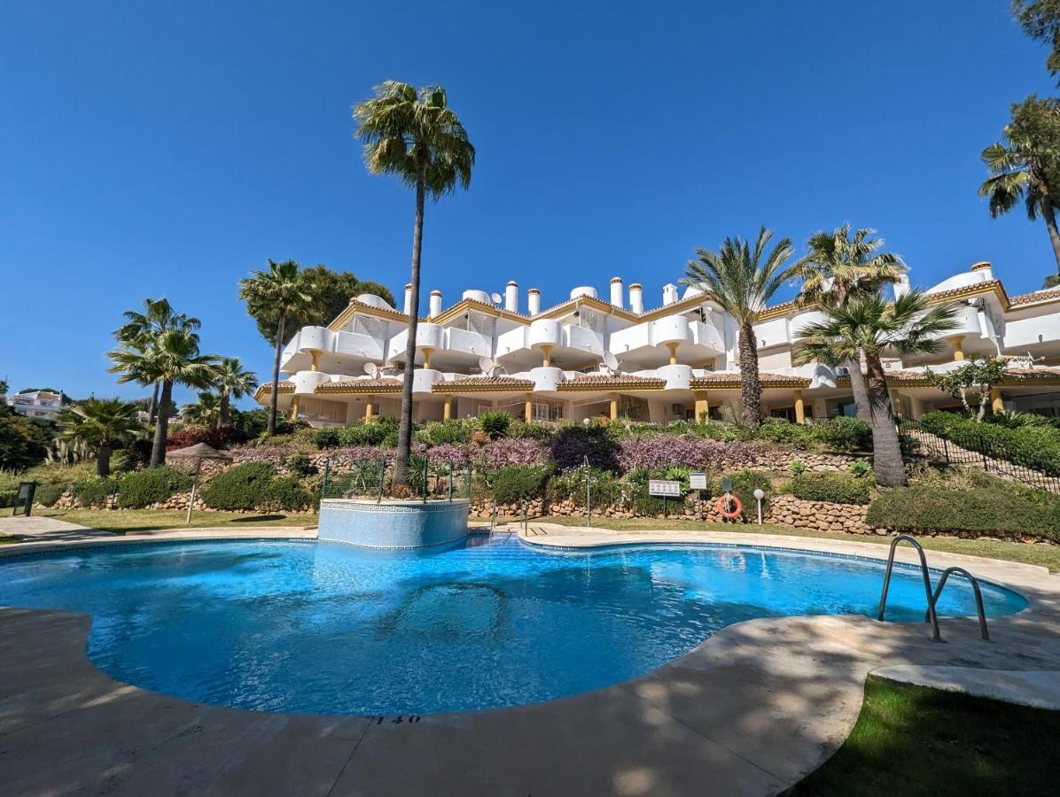 Fantastic Views, Large With 3 Pools, Minutes From Beach And Golf Mijas Costa Spain Sitio de Calahonda